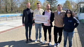 Jan Ullrich ist ins Ihringer Kaiserstuhlbad gekommen, um für dessen Erhalt zu werben. 