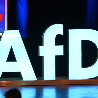 Das Logo der Partei AfD bei einer Wahlkampfkundgebung in der Donauhalle von Donaueschingen in Baden-Württemberg.