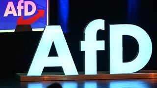 Das Logo der Partei AfD bei einer Wahlkampfkundgebung in der Donauhalle von Donaueschingen in Baden-Württemberg.