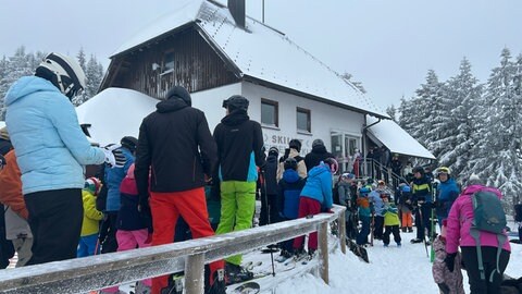 Eine Schlange von Skifahrern am Skilift Seibelseckle im Nordschwarzwald.