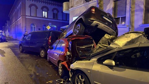 Der Linienbus hat neun Autos regelrecht geschrottet. Sie sind durch den Aufprall ineinander und übereinander geschoben worden. 