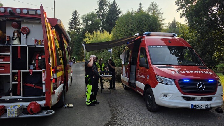 Zwei Brände riefen am Donnerstag die Feuerwehr nach Quirnbach. Teilweise kämpften die Einsatzkräfte in einer Steillage gegen das Feuer.