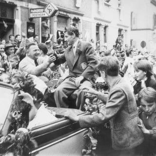 Fritz Walter, Mannschaftskapitän der siegreichen Fussballnationalmannschaft, wird in seiner Heimatstadt Kaiserlautern am 8. Juli 1954 begeistert empfangen