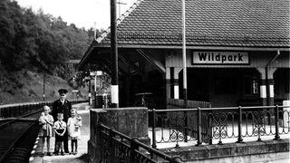 Sebastian Imhof, obwohl Mitglied der NSDAP, hat die Stuttgarter Jüdin Else Eberle in dem kleinen Bahnhof Wildpark, dem er vorstand, versteckt. Ein stiller Helfer, der die Drohung mit dem Verlust des Arbeitsplatzes nicht abhalten konnten. 