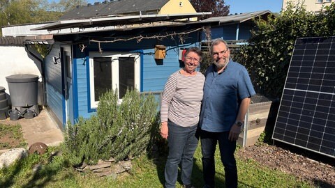 Der Garten, in dem Maria und Herbert Kronenberg heute eine kleine Solaranlage haben, musste 1986 abgetragen und auf die Mülldeponie gebracht werden.