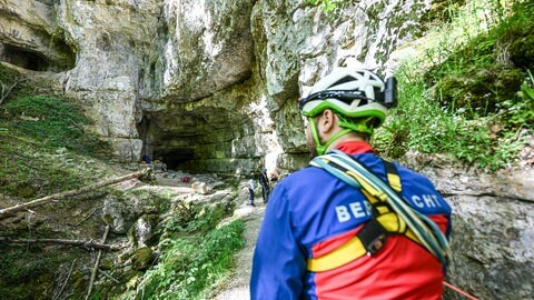 Die Bergwacht ist an einem Rettungseinsatz in der Falkensteiner Höhle auf der Schwäbischen Alb beteiligt. Ein Wanderer ist in der Höhle auf der Schwäbischen Alb an den Folgen eines medizinischen Notfalls gestorben.