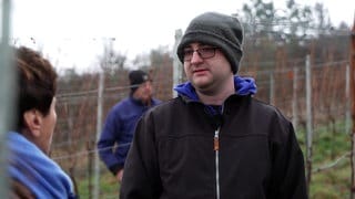 Sonja Faber-Schrecklein im Gespräch mit Winzer Daniel Haidle aus Stuttgart-Hedelfingen. Sie stehen im Weinberg.