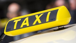 In Kaiserslautern haben zwei Personen einen Taxifahrer überfallen.