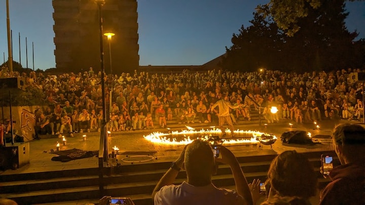Eine Feuershow beim Straßentheaterfestival in Kaiserslautern.