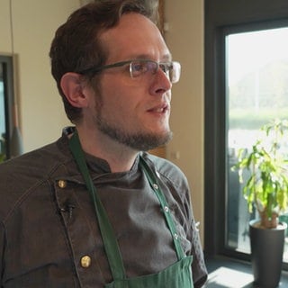 Ein Mann ist zu sehen, der das Grillseminar leitet.
