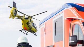 Win Rettungshubschrauber hebt neben einem Krankenwagen ab (Symbolbild).