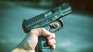 Eine Hand, die drogend eine Softair-Pistole hält: In Mainz hat eine betrunkener Mann einen Gastwirt beleidigt und mit einer solchen Pistole bedroht. 