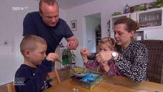 Kinder spielen mit ihren Eltern