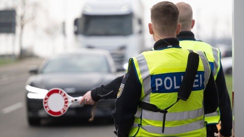 Einsatzkräfte der Bundespolizei führen an der deutsch-französischen Grenze Grenzkontrollen durch. Die Kontrollen dürfen über den 15. März hinaus ein weiteres halbes Jahr stattfinden.