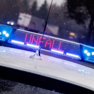 Das Blaulicht eines Streifenwagens. Die Polizei war in der Nacht von Sonntag auf Montag bei Ransbach-Baunmbach im Einsatz. Auf der A3 ist ein Lastwagen verunglückt. Der Transporter hatte rund 40 Rinder geladen.