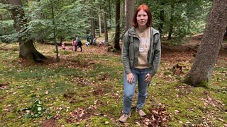 Referendarin Laura Krauß ist mit den Schülern der Grundschule Mackenbach im Wald. 