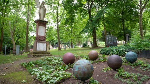 Wasserurnen auf dem Waldfriedhof Mainz-Mombach. Diese Art von Bestattung ist ab Sommer in Mainz erlaubt.