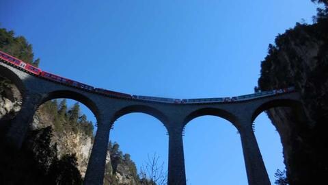 Glacierexpress auf dem berühmten Landwasserviadukt