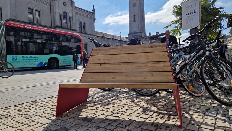 Neue Sitzgelegenheit am Bahnhofsplatz in Konstanz. Am Sonntag ist der neue Platz offiziell eröffnet worden. 