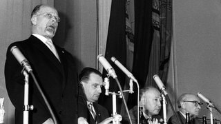 Der Staatsratsvorsitzende der DDR, Walter Ulbricht (links), auf der internationalen Pressekonferenz am 15. Juni 1961 im Haus der Ministerien in Ost-Berlin. Hier fiel sein berühmter Satz "Niemand hat die Absicht, eine Mauer zu errichten", der nur wenige Wochen später durch den Beginn des Mauerbaus am 13. August 1961 ad absurdum geführt wurde. 