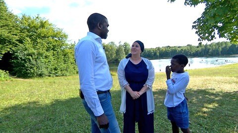 Romeo Ayemele Djeujo, sein Sohn Michael und seine Retterin Sabrina Seydioglu am Badesee bei Elchingen. Vor drei Jahren wäre der Familienvater hier fast ertrunken.