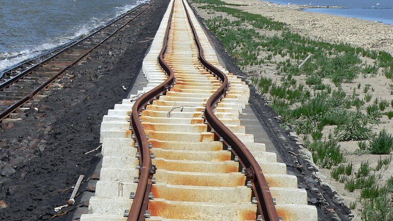 Heißer Schienenstrang: Im Sommer 2010 dehnten sich die neuen Schienen auf dem Lorendamm so weit aus, das sie sich verbogen haben.