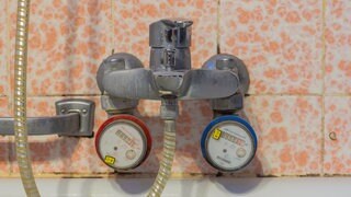 Schwarzer Schimmel an den Fugen einer Badewanne in einem Badezimmer: Silikonfugen können von Mikroorganismen besiedelt werden, von Schimmelpilzen, aber auch von Hefen. 