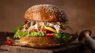 SWR1 Pfännle Streetfood Rezept Pulled Pilz Burger: Kräuterseitlinge in Bestform – saftig, würzig, vegetarisch.