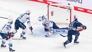 Dominik Kahun (EHC Red Bull Muenchen, 21) bei seinem Tor zum 1:0 gegen Maximilian Franzreb