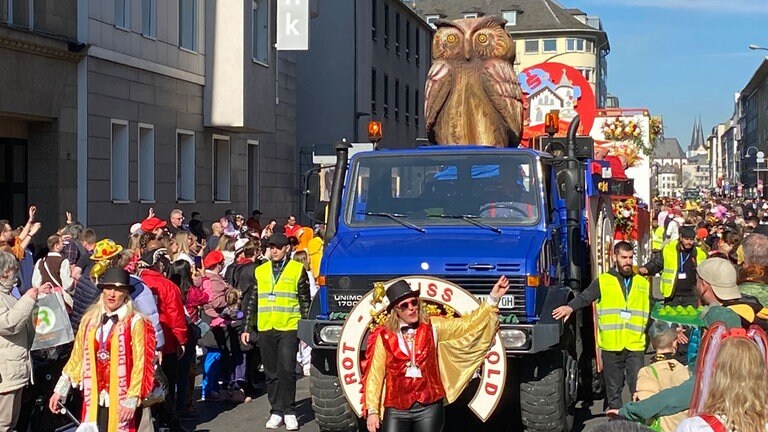 Der Höhepunkt des Straßenkarnevals - tausende Narren säumen in Koblenz mit bunten Kostümen den Rosenmontagszug