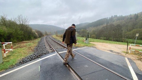 Heinz Thewes weiß nicht, wie lang er noch einfach so über den Bahnübergang zu seinem Feld in Birresborn gehen kann.