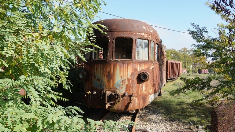 Meterspurtriebwagen im Bahnbetriebswerk Tripolis