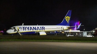 Ein Passagierjet der Fluggesellschaft Ryanair steht auf dem Vorfeld am Flughafen Memmingen. Der Flieger war von Berlin nach Mailand unterwegs, als er in Turbulenzen geratenen ist. 