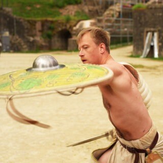 Ein Gladiator übt in der Gladiatorenschule in Trier.
