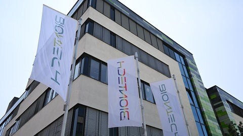 Flaggen vor der Firmenzentrale von BioNTech in Mainz