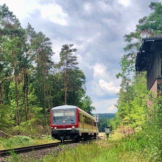 Der Triebzug der Baureihe 628 beim ehemaligen Bahnhof Fröhnerhof. Hier lebte ein Bahnwärter, der im Stellwerk die Signale für ein Ausweichgleis stellte.