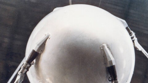 Am 4. Oktober 1957 startete die Sowjetunion den Satelliten "Sputnik" erfolgreich vom Kosmodrom Baikonur in Kasachstan aus. Der erste künstliche Satellit der Welt hatte etwa die Größe eines Wasserballs.