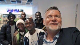Unternehmer Reiner Rudolphi macht ein Selfie mit seinen neuen Azubis aus Ruanda