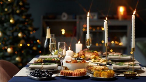 Gedeckter Weihnachtstisch mit feierlicher Beleuchtung