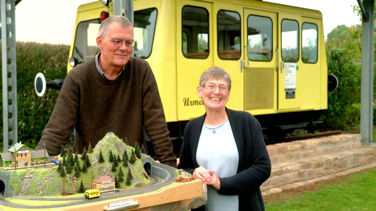 Klaus und Heike Novak vor ihrer Diesellok