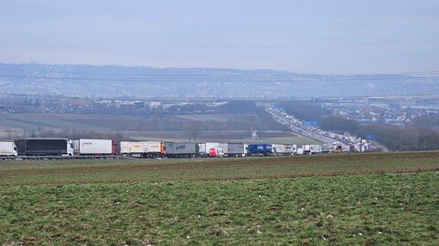 Lastwagen und Autos stehen bei Ditzingen auf der A81 in einem langen Stau, weil der Engelbergtunnel gesperrt ist.
