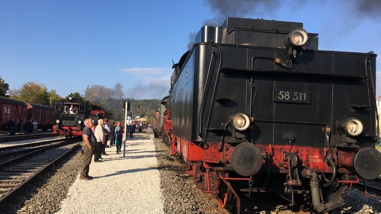 Die 58 311 im Bahnhof Münsingen.