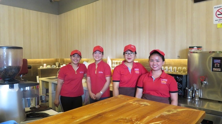 Freundlicher Service im Fatt Choi Coffee Shop in Tenom.