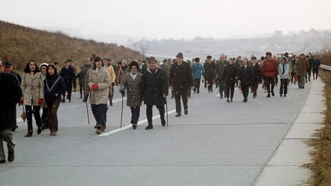 Das Bild von der Fußgänzerzone, mit dem Willy Brandt die autofreien Sonntage angekündigt hatte, nimmt der Schwäbische Albverein wörtlich: Am 9. Dezember 1973, dem dritten Sonntag mit Fahrverbot, wandert die Gruppe über ein neues Autobahn-Teilstück der Strecke Weinsberg-Möckmühl.