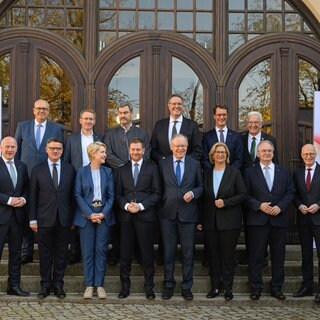 Gruppenfoto bei der Ministerpräsidentenkonferenz 2024. Die Kosten für die MPK werden unter dem Vorsitz von RLP deutlich steigen.