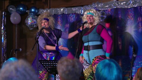 Auf und hinter der Bühne: zwei der drei Freundinnen, die die Fasnacht nur für Frauen organisiert haben. 