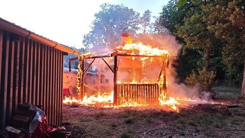Die Grillhütte in Sponheim stand komplett in Flammen.
