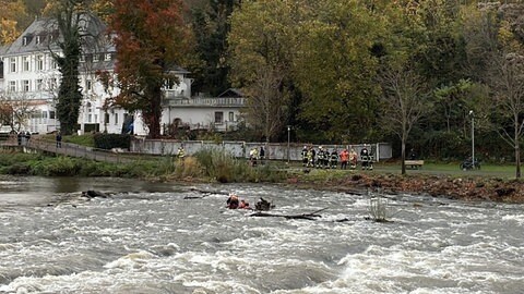 Rettungskräfte auf der Nahe und an Land. Sie haben fünf Menschen gerettet, deren Kanu gekentert war.