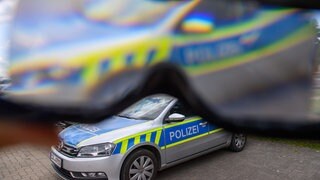 Ein Polizeiauto einmal schwarf, einmal verschwommen - wie man es mit 1,3 Promille Alkohol im Blut wahrnehmen würde