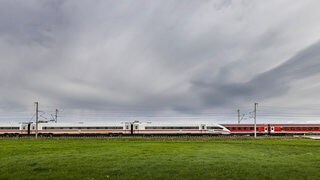Zwei Züge begegnen sich auf gerader Strecke: Auf der ICE-Neubaustrecke zwischen Wendlingen und Ulm beginnen am Dienstag, 6. Mai 2025, Arbeiten. Dadurch kommt es im Regionalverkehr zu massiven Störungen. (Archivbild)